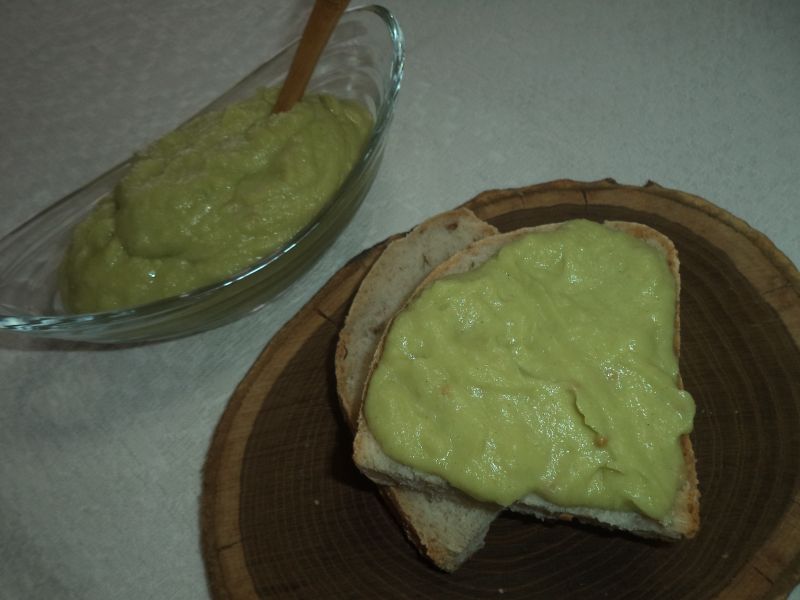 Pasta de conopida cu avocado