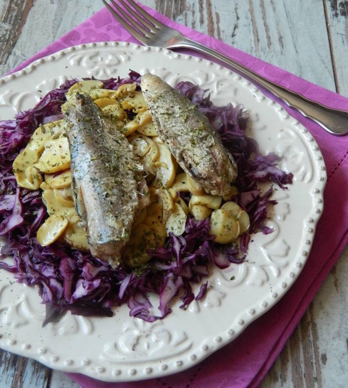 Salata de varza rosie , ciuperci si sardine