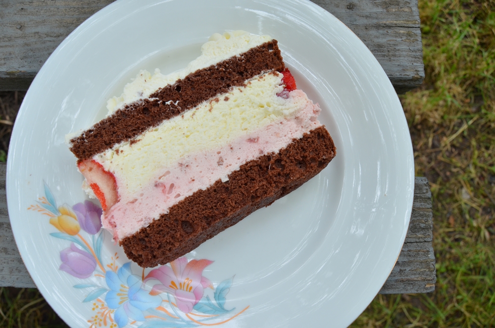 Tort cu mousse de capsune