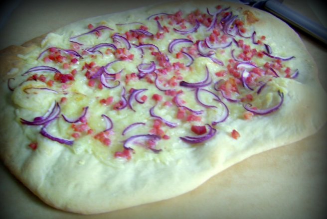 Flammkuchen cu sunca si ceapa