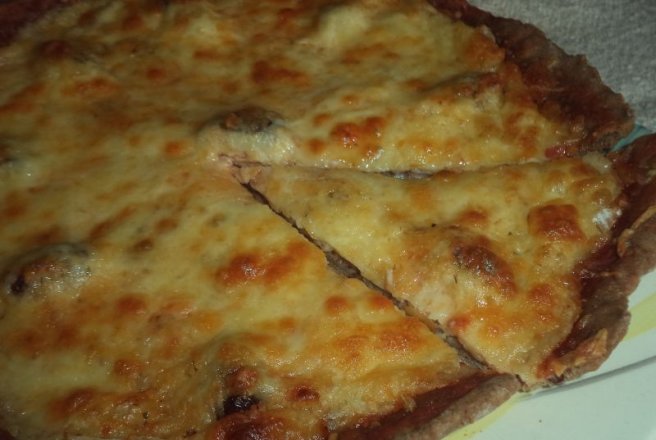 Pizza din aluat negru cu branzeturi si masline