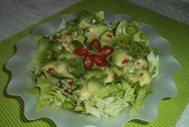 Salata de zucchini cu avocado si lamaie