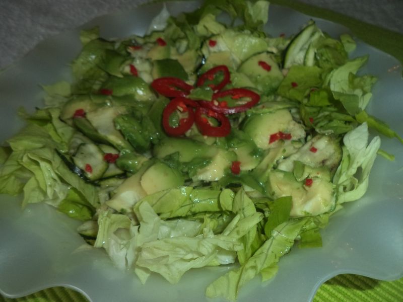 Salata de zucchini cu avocado si lamaie