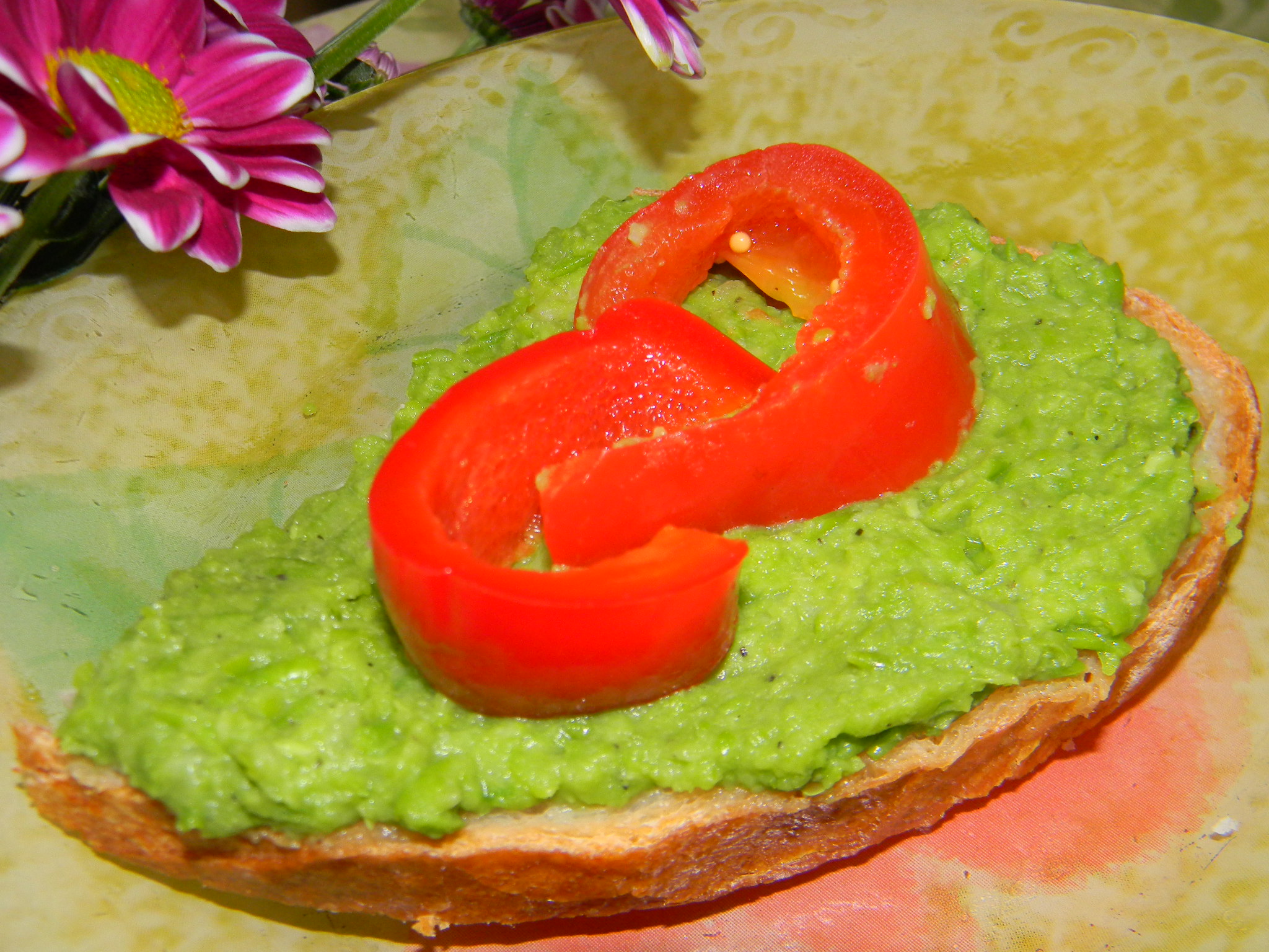 Tartine cu mazare verde