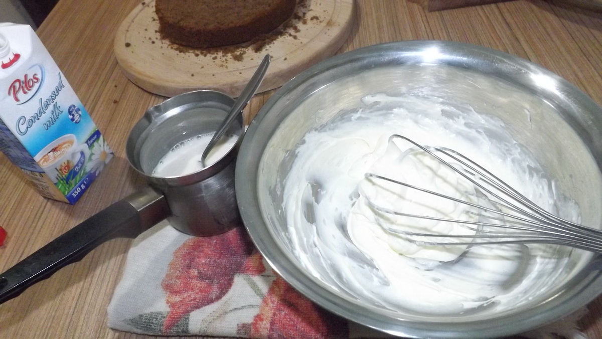 Tort de ciocolata cu jeleu de afine si crema cu mascarpone