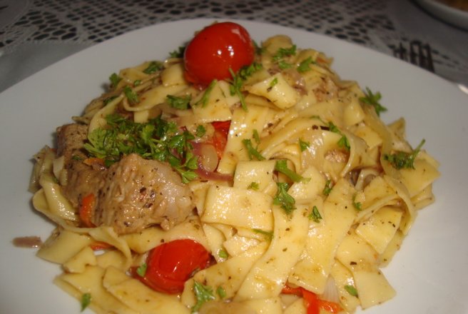 Tagliatelle cu porc in sos de vin