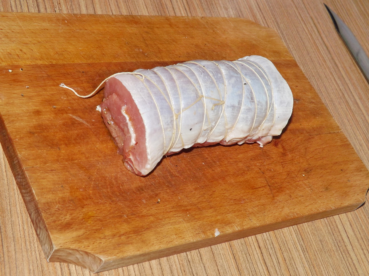 Cotlet de porc facut rulada, fiert in vin cu mirodenii