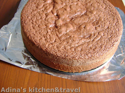 Tort cu crema de ciocolata alba,ganache de ciocolata si cirese