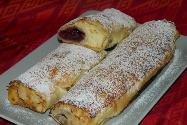 Strudel cu branza si visine