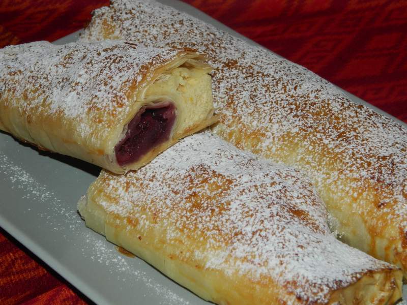 Strudel cu branza si visine