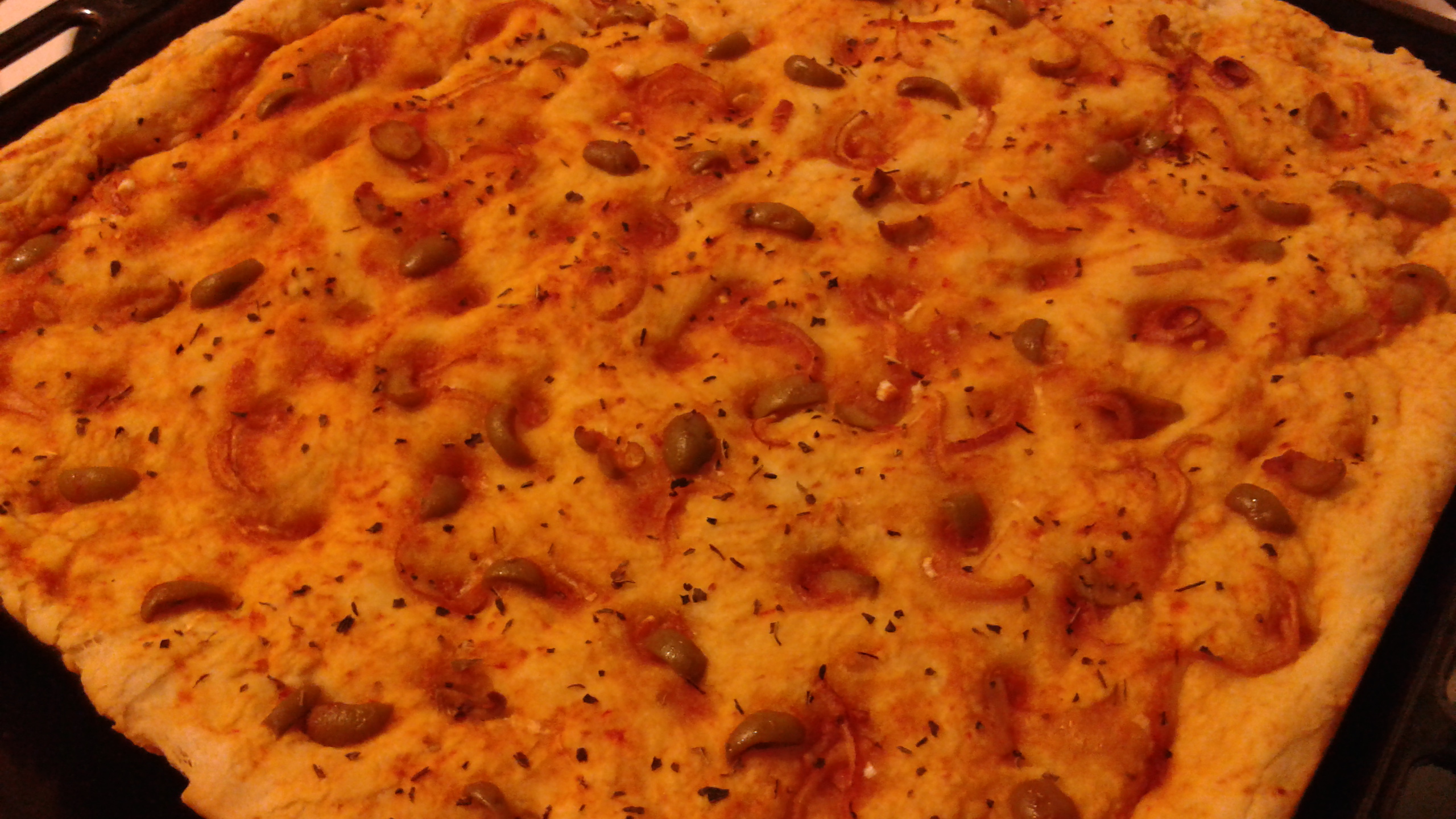Focaccia cu ceapa si masline verzi