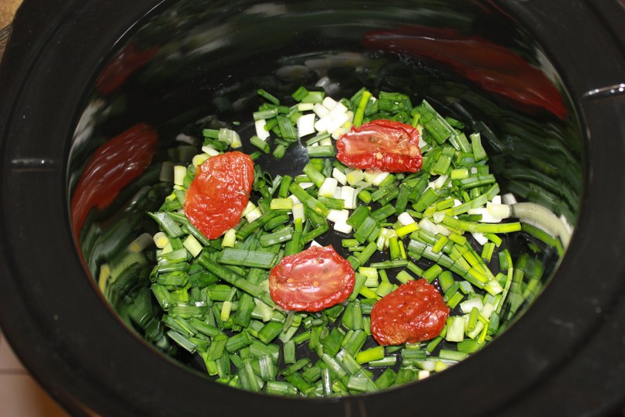 Pulpa de porc in sos de ceapa verde si leurda la slow cooker Crock-Pot