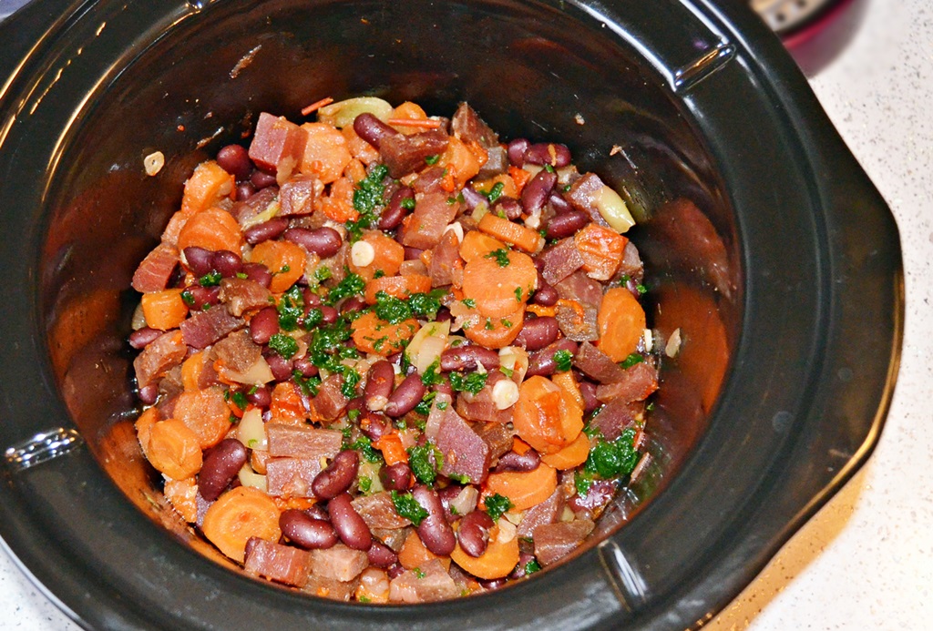 Mancare de sfecla cu legume la slow cooker Crock-Pot