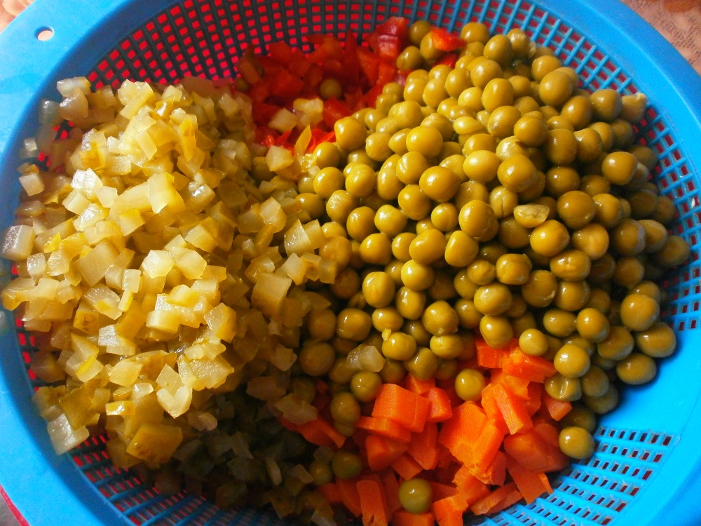 Salata de legume cu piept de pui si maioneza