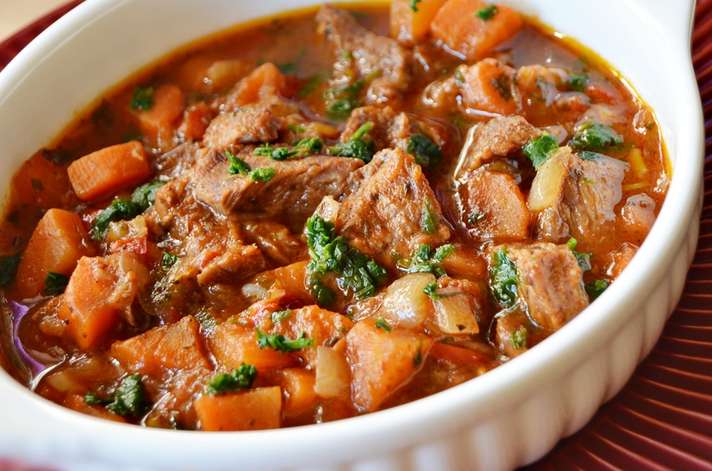 Carne de vitel in sos de legume cu vin la slow cooker Crock-Pot