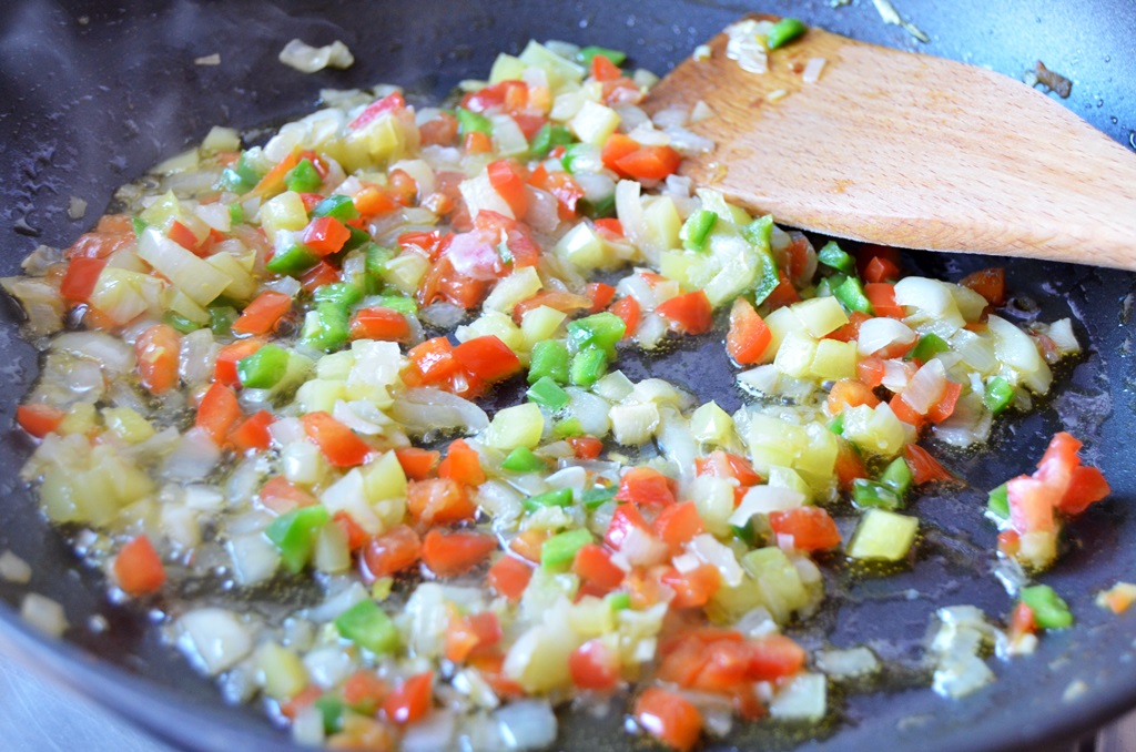 Cous cous cu sos de rosii servit cu piept de pui