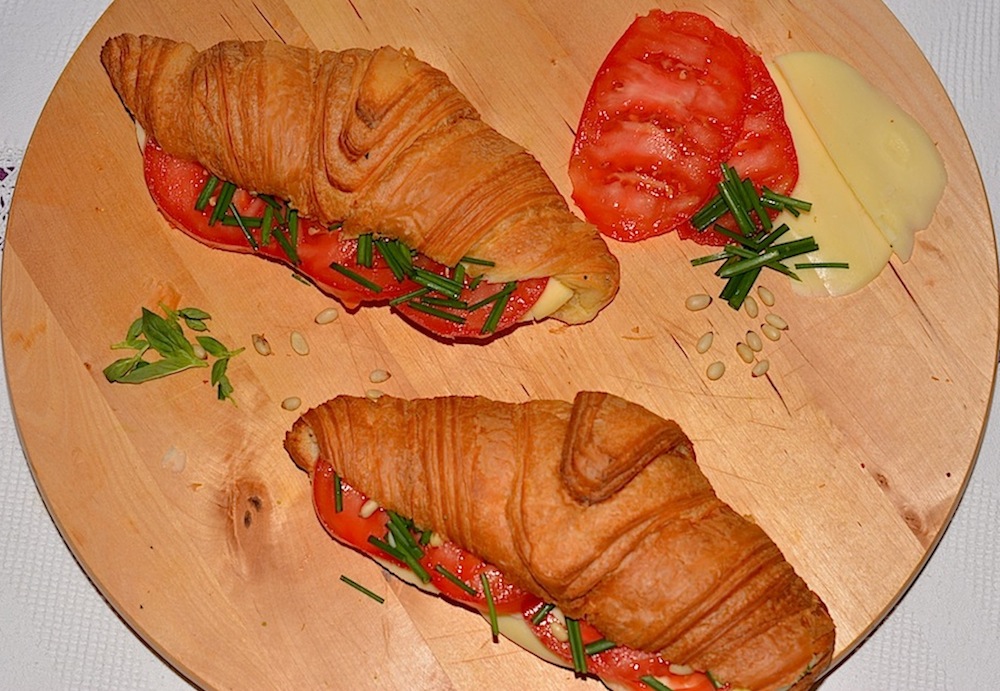 Croissante fresh cu cascaval si pesto