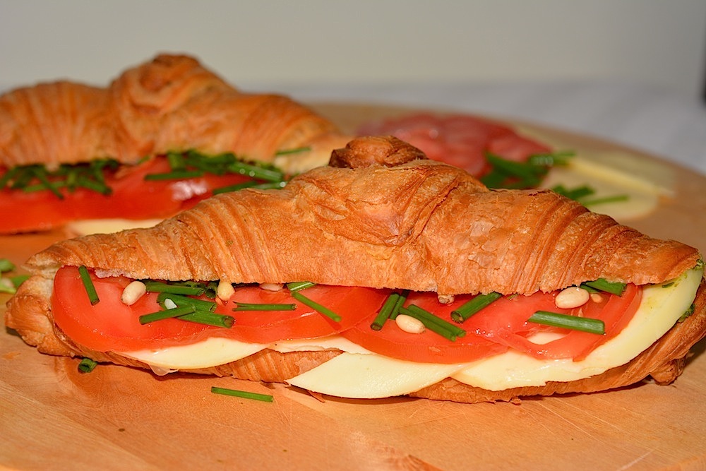 Croissante fresh cu cascaval si pesto