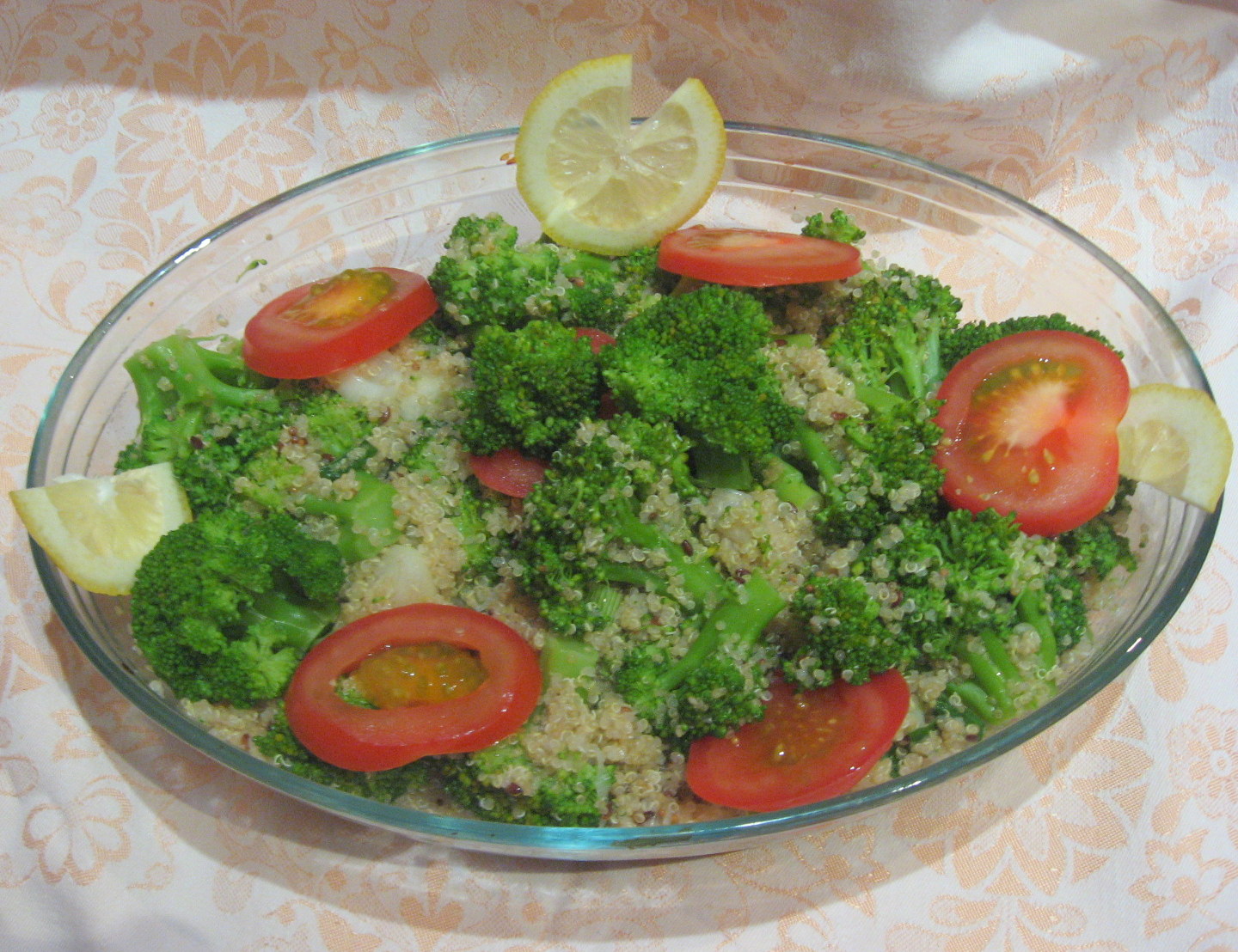 Salata cu broccoli si quinoa