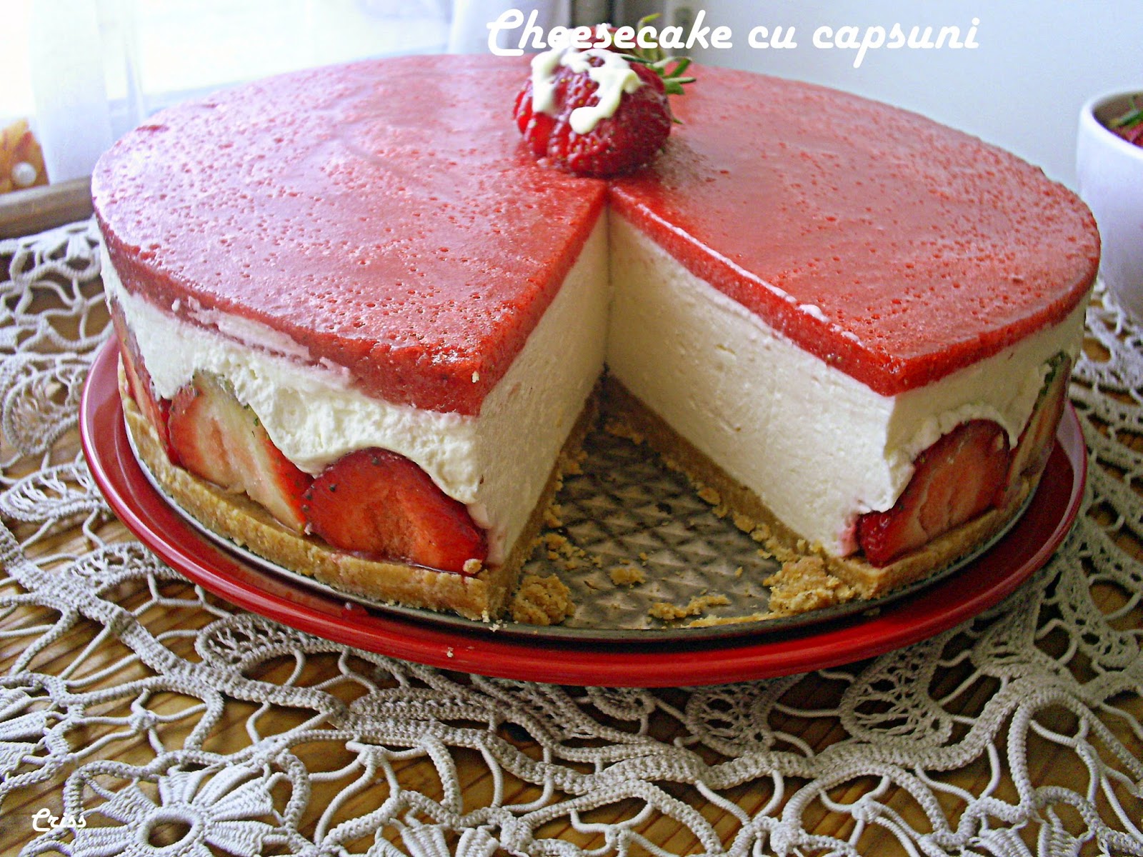 Cheesecake cu capsuni si ciocolata alba