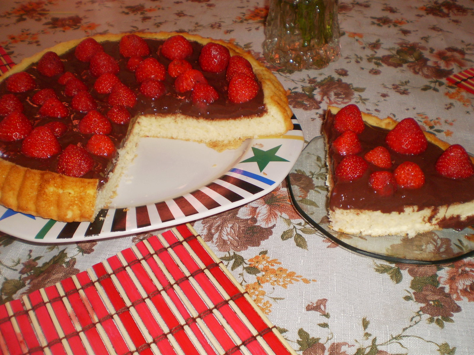 Tarta cu capsuni si crema de ciocolata