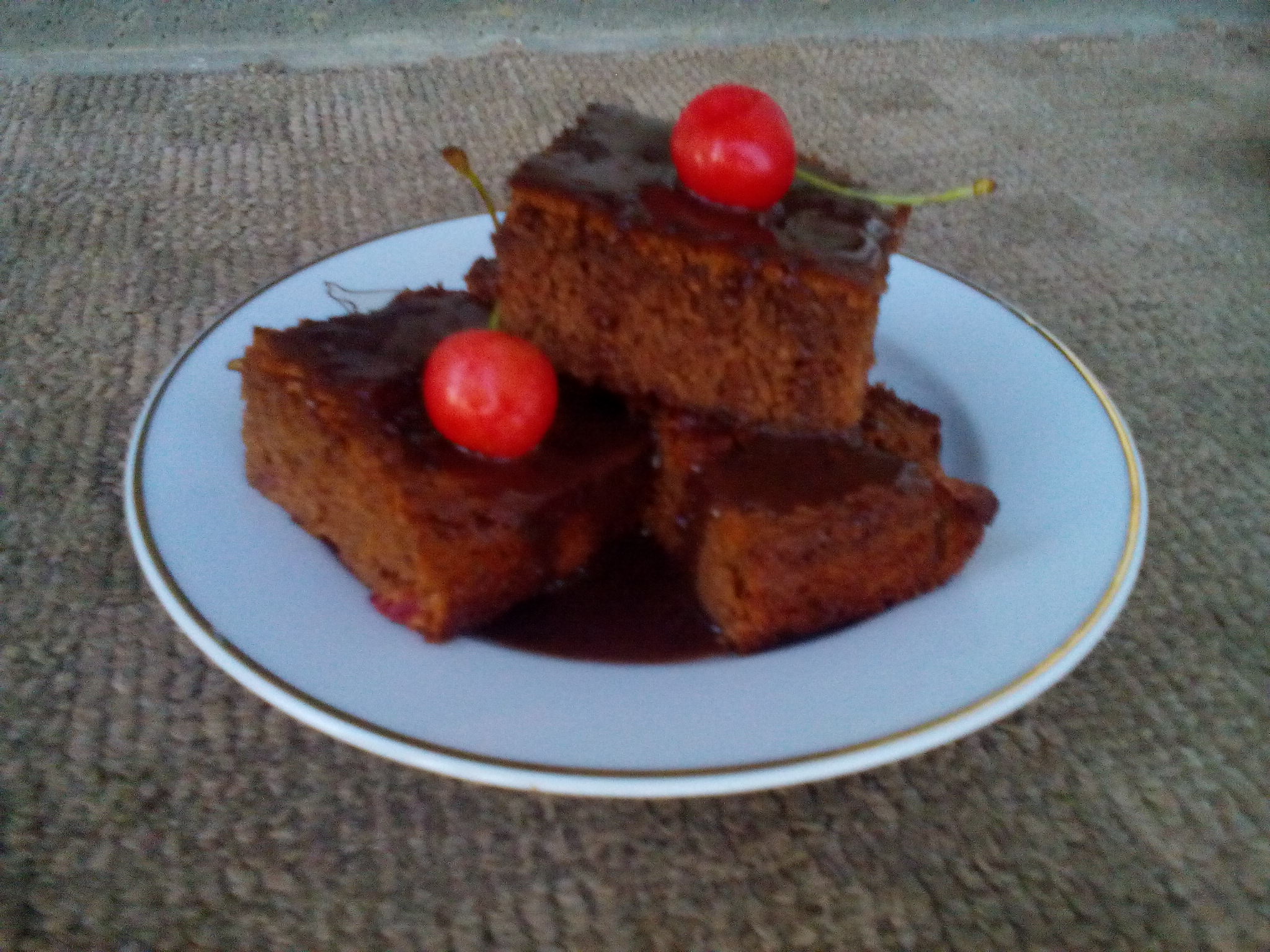 Brownies cu cirese si sos de ciocolata