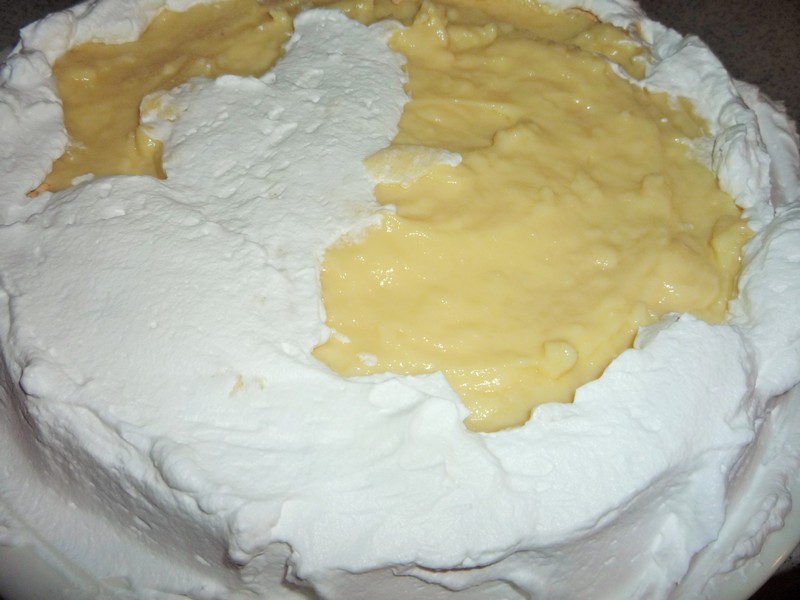 Tort Pavlova cu crema de vanilie  si fructe de padure