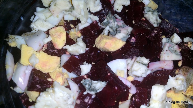 Salata de sfecla rosie cu branza Roquefort