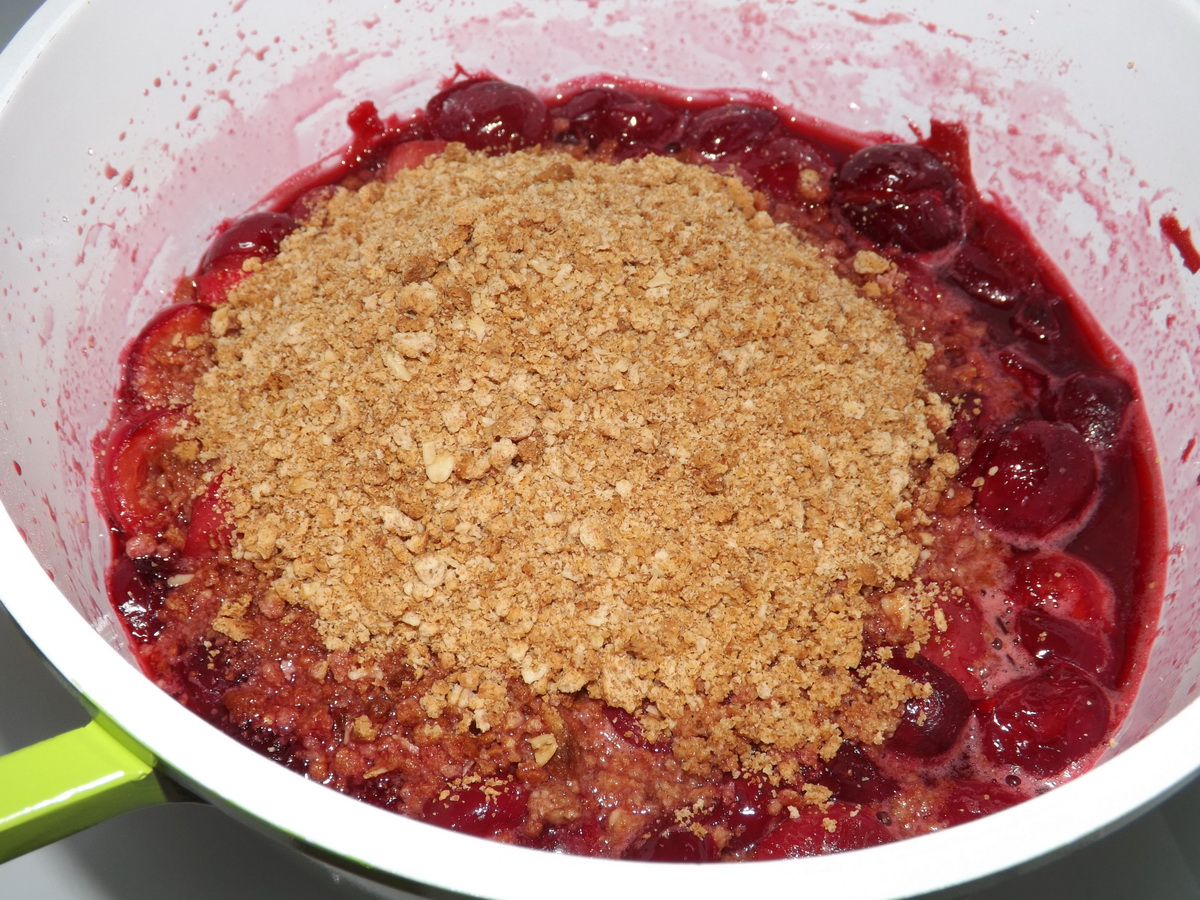 Crumble cu fructe de sezon, biscuiti si fulgi de migdale