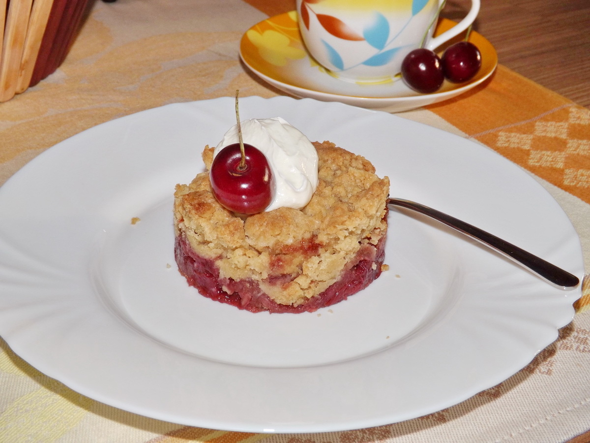 Crumble cu fructe de sezon, biscuiti si fulgi de migdale