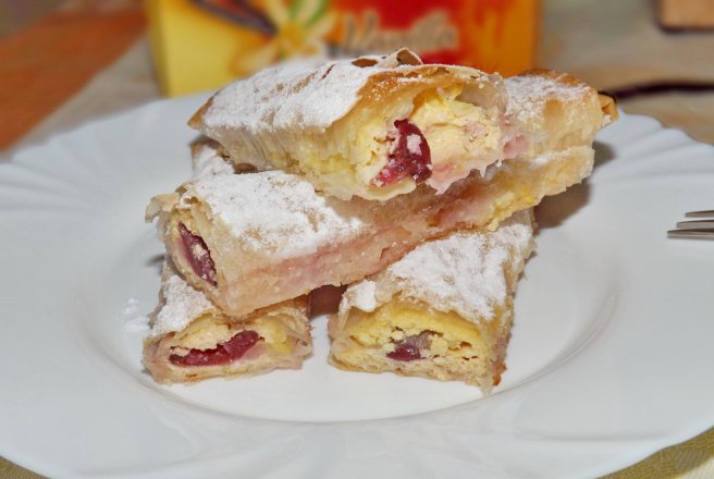 Strudel cu branza si cirese