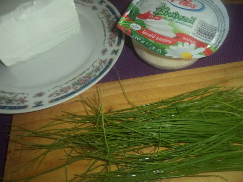 Pasta de branza cu ceapa verde si busuioc