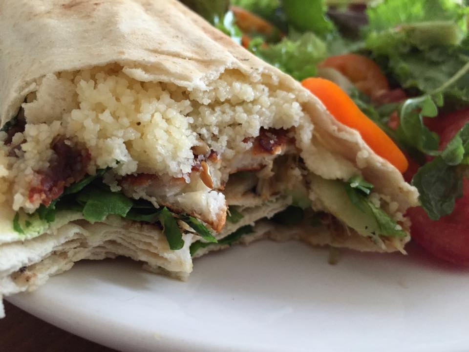 Wrap cu Halloumi la gratar, cous-cous, rosii uscate la soare si rucola