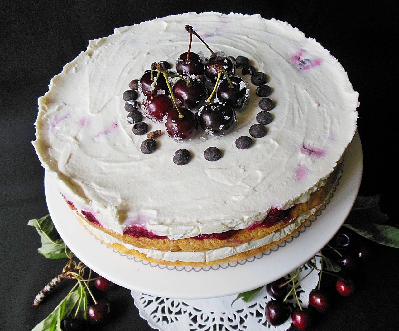 Tort cu visine, crema mascarpone si frisca