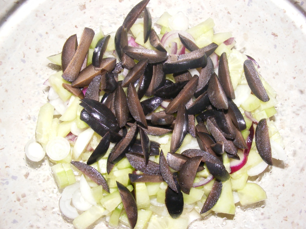 Salată de paste cu legume proaspete, caş şi salam uscat