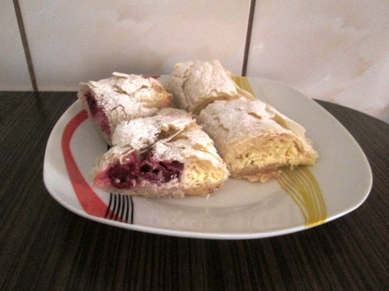 Strudel cu branza si visine