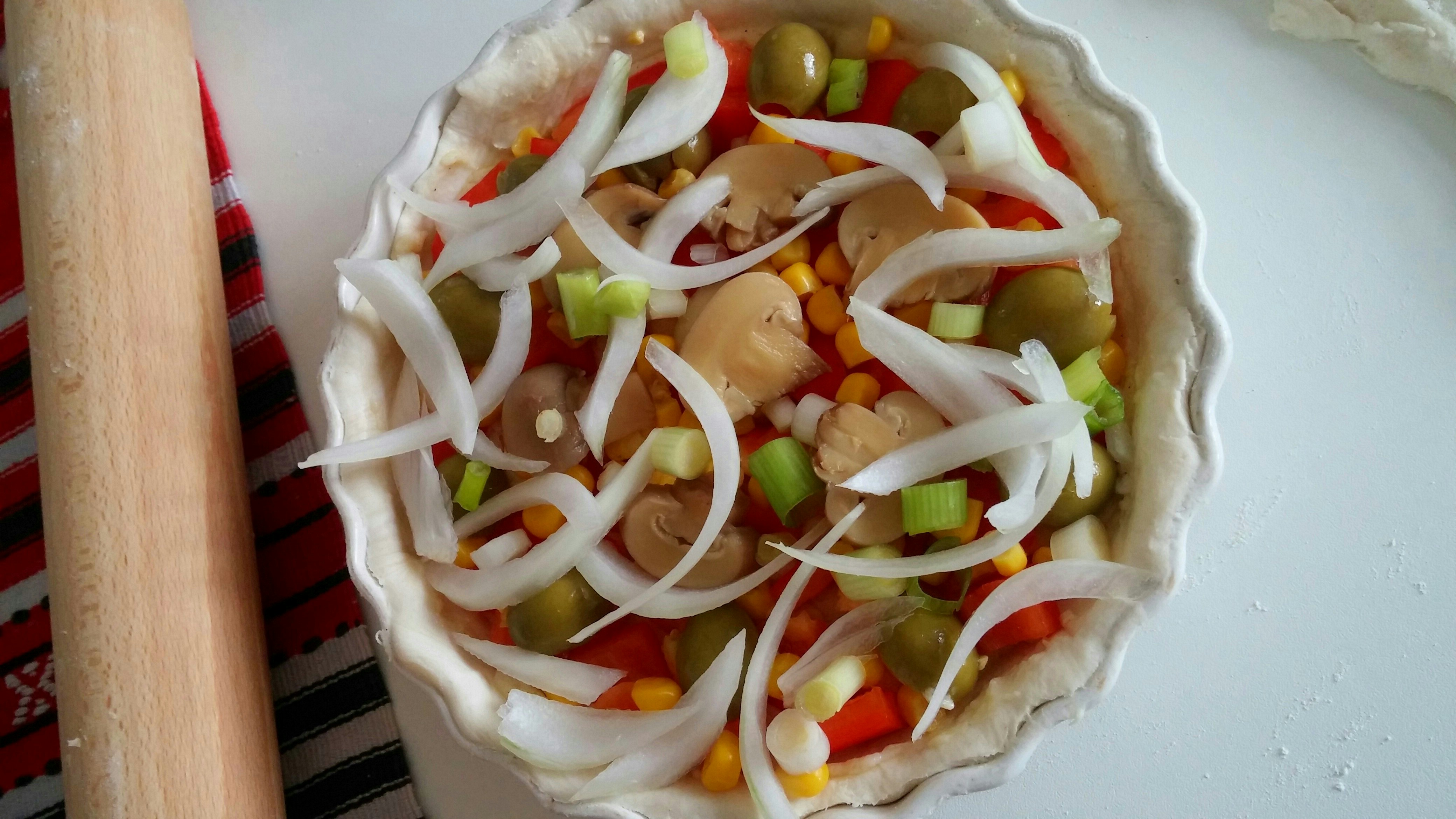 Tarta pufoasa cu legume colorate si cascaval - Sunny cottage puff pastry tart