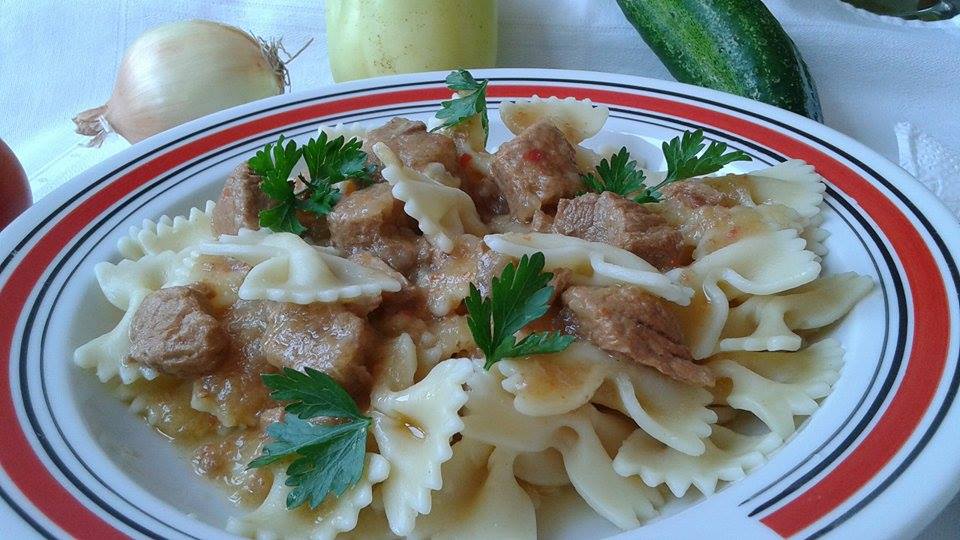 Carne de porc in sos de ceapa