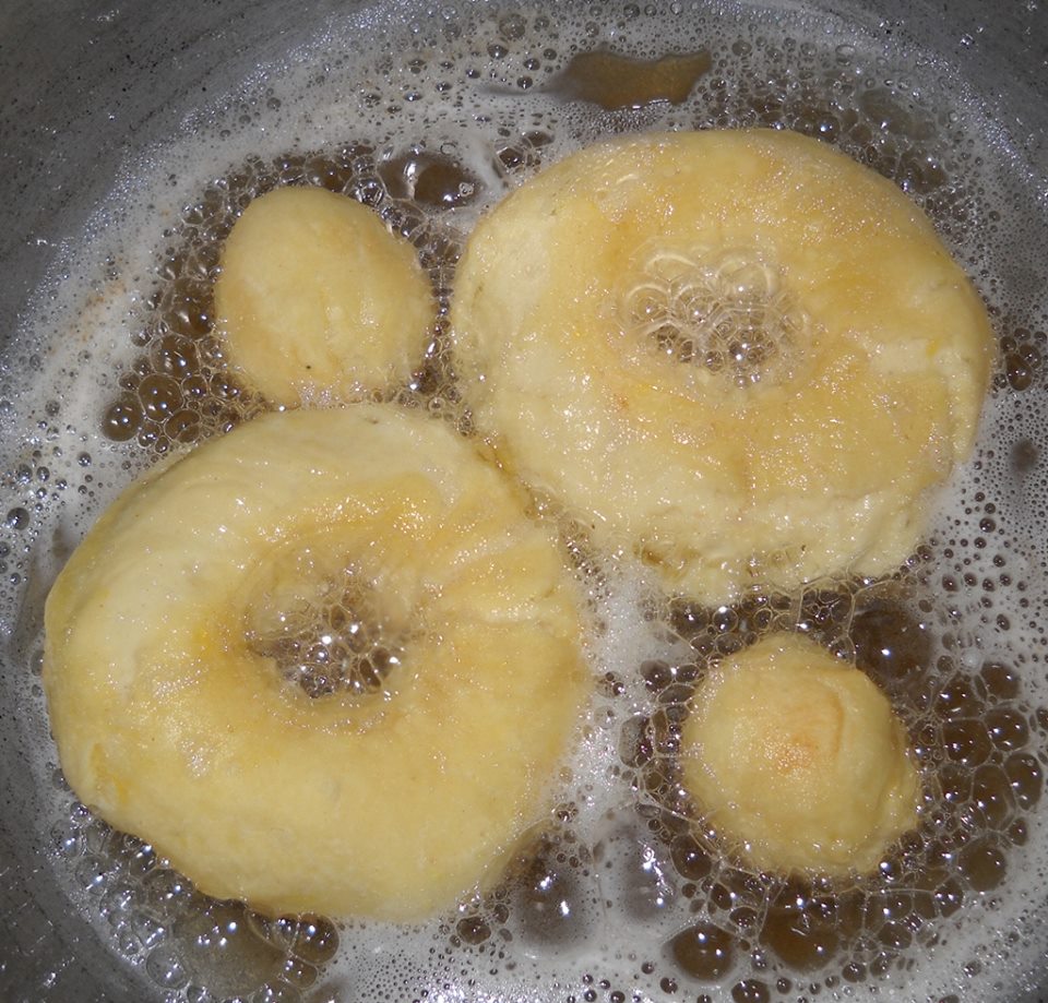 Desert reteta de preparare a papanasilor cu branza de vaci si gris, gustosi ca la mama acasa