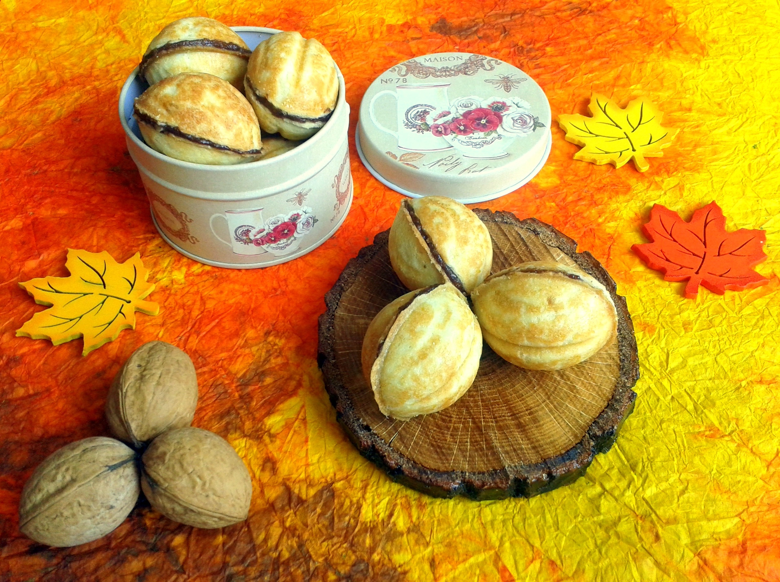 Nuci umplute cu crema de ciocolata cu nuca si biscuiti