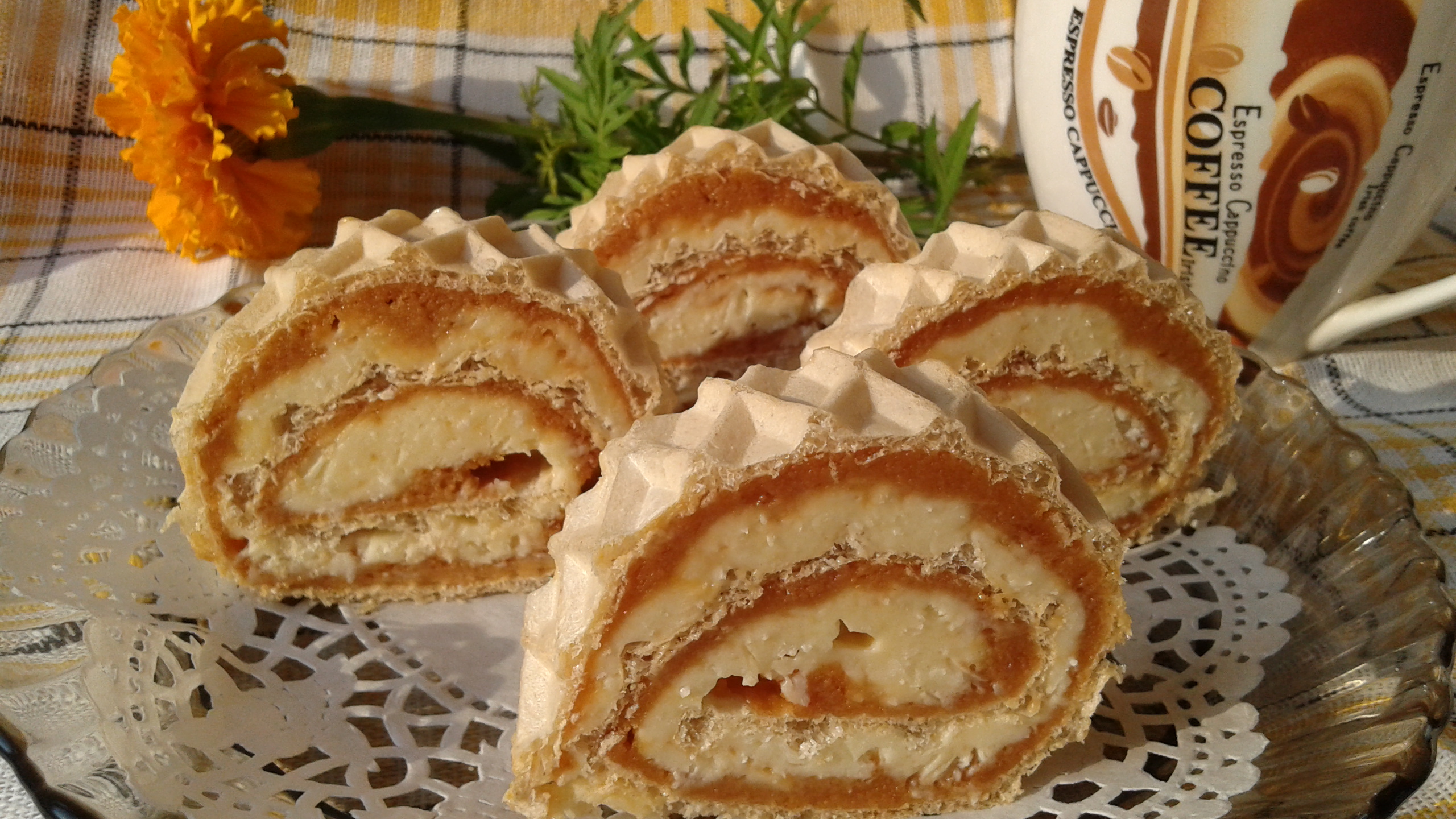 Desert foaie de napolitana cu crema caramel si biscuiti