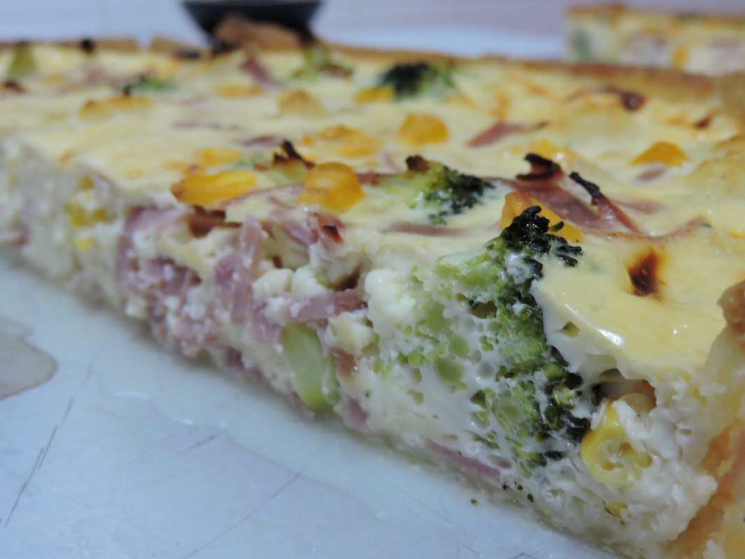 Quiche de broccoli cu sunca si branza