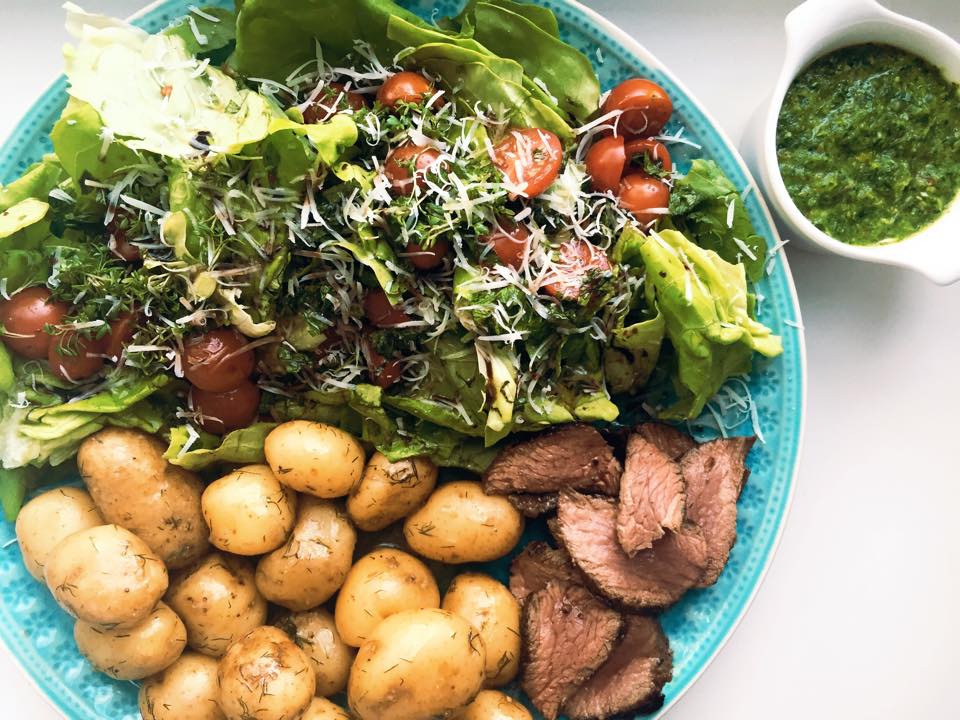 Steak Chimichurri cu salata crocanta si cartofi noi