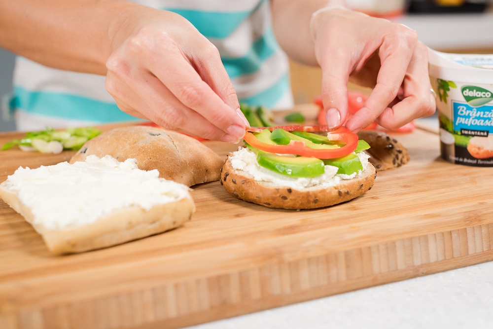 Sandwich cu branza pufoasa si legume proaspete