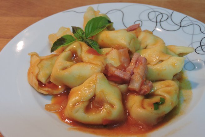 Tortellini cu sos de tomate si bacon