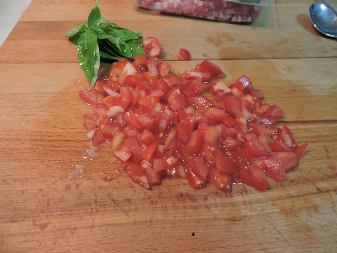 Tortellini cu sos de tomate si bacon