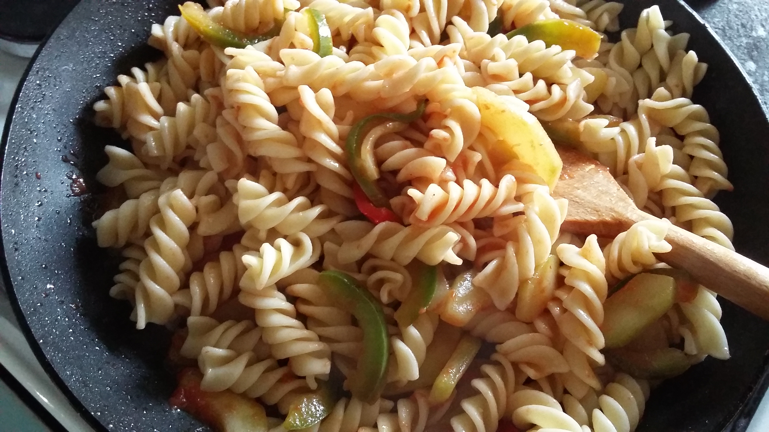 Fusilli cu legume și chilli