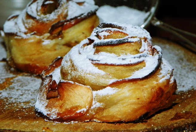 Trandafiri din aluat foietaj si mere