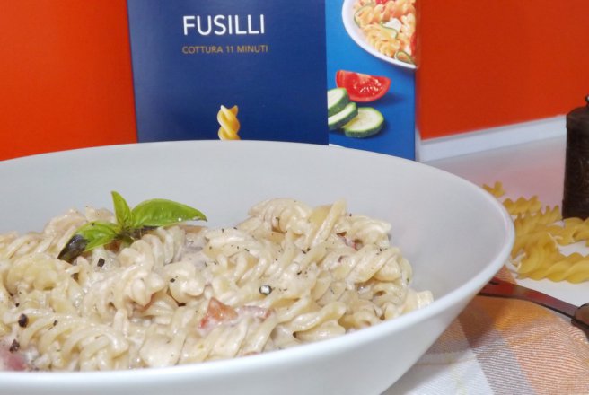 Fusilli cu bacon, sos Pesto si smantana