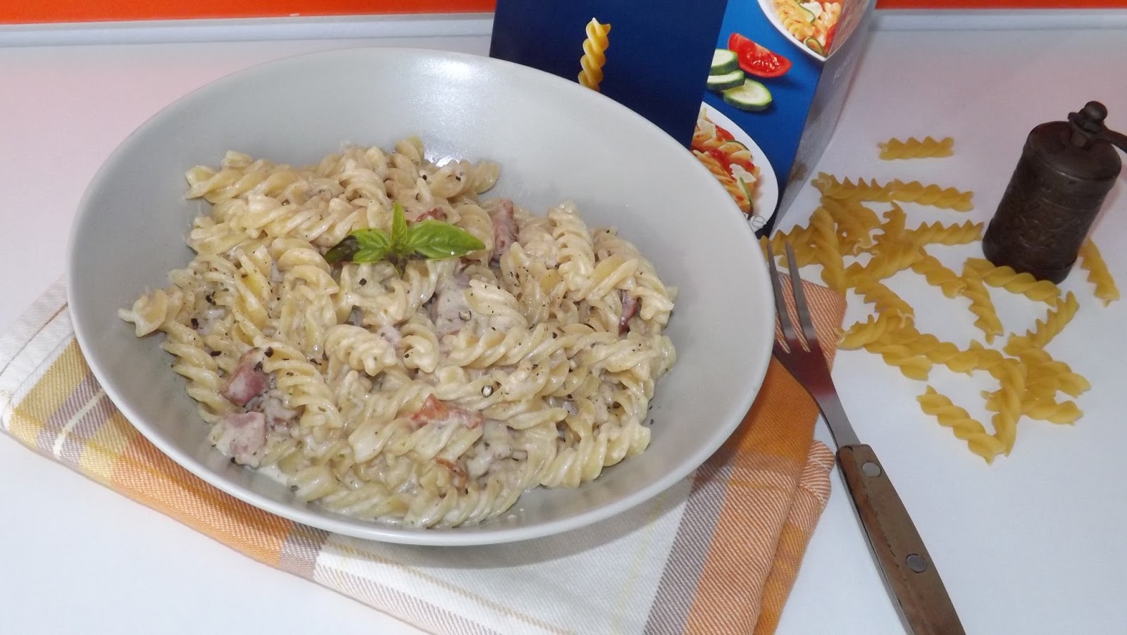 Fusilli cu bacon, sos Pesto si smantana